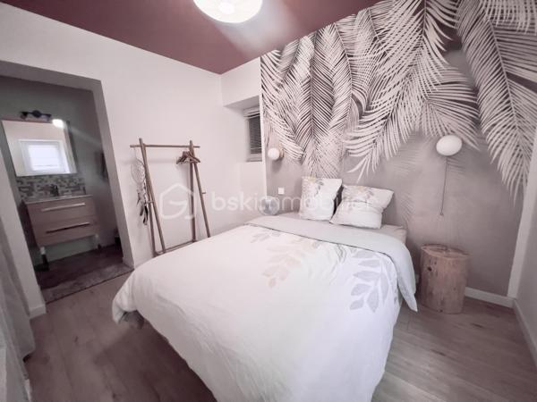À saisir – Immeuble de rapport à fort rendement – Saint-Jean-de-Maurienne
Découvrez cet immeuble de rapport entièrement rénové de 146 m² habitables (355 m² au sol), idéalement situé à Saint-Jean-de-Maurienne, à proximité des cols et des stations de ski de la Maurienne, dans un secteur particulièrement recherché.
Édifié sur un terrain de 573 m², cet immeuble se compose de deux appartements de type T2, d'un studio et d'un local commercial de 38 m², avec possibilité de le transformer en appartement T2.
Il génère actuellement 60 000 € de revenus locatifs par an (bilan comptable disponible) et offre une rentabilité immédiate de 12 %. Son emplacement privilégié, la forte demande locative et la qualité de sa rénovation en font un investissement sûr et pérenne.
Au rez-de-chaussée :
Un hall d'entrée desservant un local commercial de 38 m², composé de deux pièces et d'une salle d'eau, avec possibilité de transformation en appartement T2.
Un studio de 31 m², conforme aux normes PMR, composé d'un coin nuit, d'un espace cuisine ouvert sur le séjour et d'une salle d'eau avec WC. 
Fonctionnel et accessible, ce logement est parfaitement adapté à tous les profils de locataires. 
À l'étage :
Deux appartements de type T2 de 32 m² chacun, composés d'une cuisine équipée ouverte sur le séjour, d'une chambre confortable et d'une salle d'eau avec WC.
Les trois appartements, les parties communes ainsi que le local commercial ont été entièrement rénovés avec des prestations de qualité. 
Chaque logement est équipé d'une pompe à chaleur réversible, tandis que le local commercial bénéficie également d'un chauffe-eau solaire. 
Les combles, d'une superficie de 50 m² (loi Carrez), sont aménageables et offrent un beau potentiel pour la création d'un logement supplémentaire.
Le sous-sol, d'une superficie de 95 m², comprend trois caves avec buanderie et une chaufferie.
À l'extérieur, plusieurs places de stationnement sécurisées, avec borne de recharge pour véhicule électrique, offrant un confort supplémentaire au quotidien, accessibles par un portail motorisé, viennent compléter ce bien.
Cet immeuble constitue une opportunité rare pour un investisseur à la recherche d'un bien clé en main, offrant une excellente rentabilité, un fort potentiel d'évolution et un emplacement stratégique dans une commune dynamique de la vallée de la Maurienne.