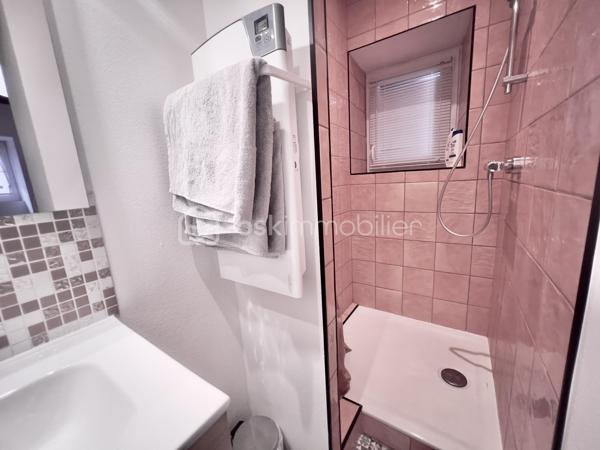 À saisir – Immeuble de rapport à fort rendement – Saint-Jean-de-Maurienne
Découvrez cet immeuble de rapport entièrement rénové de 146 m² habitables (355 m² au sol), idéalement situé à Saint-Jean-de-Maurienne, à proximité des cols et des stations de ski de la Maurienne, dans un secteur particulièrement recherché.
Édifié sur un terrain de 573 m², cet immeuble se compose de deux appartements de type T2, d'un studio et d'un local commercial de 38 m², avec possibilité de le transformer en appartement T2.
Il génère actuellement 60 000 € de revenus locatifs par an (bilan comptable disponible) et offre une rentabilité immédiate de 12 %. Son emplacement privilégié, la forte demande locative et la qualité de sa rénovation en font un investissement sûr et pérenne.
Au rez-de-chaussée :
Un hall d'entrée desservant un local commercial de 38 m², composé de deux pièces et d'une salle d'eau, avec possibilité de transformation en appartement T2.
Un studio de 31 m², conforme aux normes PMR, composé d'un coin nuit, d'un espace cuisine ouvert sur le séjour et d'une salle d'eau avec WC. 
Fonctionnel et accessible, ce logement est parfaitement adapté à tous les profils de locataires. 
À l'étage :
Deux appartements de type T2 de 32 m² chacun, composés d'une cuisine équipée ouverte sur le séjour, d'une chambre confortable et d'une salle d'eau avec WC.
Les trois appartements, les parties communes ainsi que le local commercial ont été entièrement rénovés avec des prestations de qualité. 
Chaque logement est équipé d'une pompe à chaleur réversible, tandis que le local commercial bénéficie également d'un chauffe-eau solaire. 
Les combles, d'une superficie de 50 m² (loi Carrez), sont aménageables et offrent un beau potentiel pour la création d'un logement supplémentaire.
Le sous-sol, d'une superficie de 95 m², comprend trois caves avec buanderie et une chaufferie.
À l'extérieur, plusieurs places de stationnement sécurisées, avec borne de recharge pour véhicule électrique, offrant un confort supplémentaire au quotidien, accessibles par un portail motorisé, viennent compléter ce bien.
Cet immeuble constitue une opportunité rare pour un investisseur à la recherche d'un bien clé en main, offrant une excellente rentabilité, un fort potentiel d'évolution et un emplacement stratégique dans une commune dynamique de la vallée de la Maurienne.