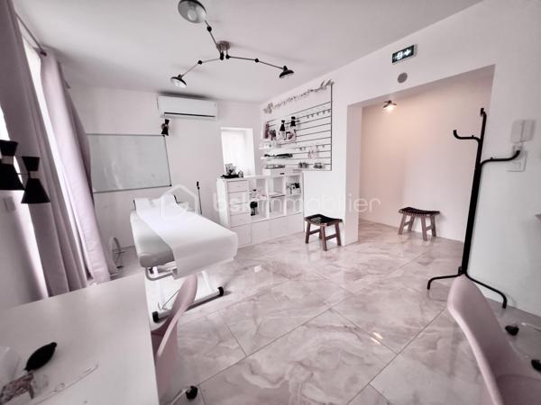 À saisir – Immeuble de rapport à fort rendement – Saint-Jean-de-Maurienne
Découvrez cet immeuble de rapport entièrement rénové de 146 m² habitables (355 m² au sol), idéalement situé à Saint-Jean-de-Maurienne, à proximité des cols et des stations de ski de la Maurienne, dans un secteur particulièrement recherché.
Édifié sur un terrain de 573 m², cet immeuble se compose de deux appartements de type T2, d'un studio et d'un local commercial de 38 m², avec possibilité de le transformer en appartement T2.
Il génère actuellement 60 000 € de revenus locatifs par an (bilan comptable disponible) et offre une rentabilité immédiate de 12 %. Son emplacement privilégié, la forte demande locative et la qualité de sa rénovation en font un investissement sûr et pérenne.
Au rez-de-chaussée :
Un hall d'entrée desservant un local commercial de 38 m², composé de deux pièces et d'une salle d'eau, avec possibilité de transformation en appartement T2.
Un studio de 31 m², conforme aux normes PMR, composé d'un coin nuit, d'un espace cuisine ouvert sur le séjour et d'une salle d'eau avec WC. 
Fonctionnel et accessible, ce logement est parfaitement adapté à tous les profils de locataires. 
À l'étage :
Deux appartements de type T2 de 32 m² chacun, composés d'une cuisine équipée ouverte sur le séjour, d'une chambre confortable et d'une salle d'eau avec WC.
Les trois appartements, les parties communes ainsi que le local commercial ont été entièrement rénovés avec des prestations de qualité. 
Chaque logement est équipé d'une pompe à chaleur réversible, tandis que le local commercial bénéficie également d'un chauffe-eau solaire. 
Les combles, d'une superficie de 50 m² (loi Carrez), sont aménageables et offrent un beau potentiel pour la création d'un logement supplémentaire.
Le sous-sol, d'une superficie de 95 m², comprend trois caves avec buanderie et une chaufferie.
À l'extérieur, plusieurs places de stationnement sécurisées, avec borne de recharge pour véhicule électrique, offrant un confort supplémentaire au quotidien, accessibles par un portail motorisé, viennent compléter ce bien.
Cet immeuble constitue une opportunité rare pour un investisseur à la recherche d'un bien clé en main, offrant une excellente rentabilité, un fort potentiel d'évolution et un emplacement stratégique dans une commune dynamique de la vallée de la Maurienne.