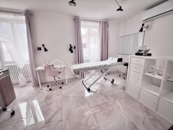 À saisir – Immeuble de rapport à fort rendement – Saint-Jean-de-Maurienne
Découvrez cet immeuble de rapport entièrement rénové de 146 m² habitables (355 m² au sol), idéalement situé à Saint-Jean-de-Maurienne, à proximité des cols et des stations de ski de la Maurienne, dans un secteur particulièrement recherché.
Édifié sur un terrain de 573 m², cet immeuble se compose de deux appartements de type T2, d'un studio et d'un local commercial de 38 m², avec possibilité de le transformer en appartement T2.
Il génère actuellement 60 000 € de revenus locatifs par an (bilan comptable disponible) et offre une rentabilité immédiate de 12 %. Son emplacement privilégié, la forte demande locative et la qualité de sa rénovation en font un investissement sûr et pérenne.
Au rez-de-chaussée :
Un hall d'entrée desservant un local commercial de 38 m², composé de deux pièces et d'une salle d'eau, avec possibilité de transformation en appartement T2.
Un studio de 31 m², conforme aux normes PMR, composé d'un coin nuit, d'un espace cuisine ouvert sur le séjour et d'une salle d'eau avec WC. 
Fonctionnel et accessible, ce logement est parfaitement adapté à tous les profils de locataires. 
À l'étage :
Deux appartements de type T2 de 32 m² chacun, composés d'une cuisine équipée ouverte sur le séjour, d'une chambre confortable et d'une salle d'eau avec WC.
Les trois appartements, les parties communes ainsi que le local commercial ont été entièrement rénovés avec des prestations de qualité. 
Chaque logement est équipé d'une pompe à chaleur réversible, tandis que le local commercial bénéficie également d'un chauffe-eau solaire. 
Les combles, d'une superficie de 50 m² (loi Carrez), sont aménageables et offrent un beau potentiel pour la création d'un logement supplémentaire.
Le sous-sol, d'une superficie de 95 m², comprend trois caves avec buanderie et une chaufferie.
À l'extérieur, plusieurs places de stationnement sécurisées, avec borne de recharge pour véhicule électrique, offrant un confort supplémentaire au quotidien, accessibles par un portail motorisé, viennent compléter ce bien.
Cet immeuble constitue une opportunité rare pour un investisseur à la recherche d'un bien clé en main, offrant une excellente rentabilité, un fort potentiel d'évolution et un emplacement stratégique dans une commune dynamique de la vallée de la Maurienne.