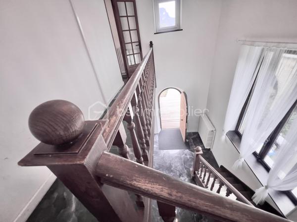 À saisir – Immeuble de rapport à fort rendement – Saint-Jean-de-Maurienne
Découvrez cet immeuble de rapport entièrement rénové de 146 m² habitables (355 m² au sol), idéalement situé à Saint-Jean-de-Maurienne, à proximité des cols et des stations de ski de la Maurienne, dans un secteur particulièrement recherché.
Édifié sur un terrain de 573 m², cet immeuble se compose de deux appartements de type T2, d'un studio et d'un local commercial de 38 m², avec possibilité de le transformer en appartement T2.
Il génère actuellement 60 000 € de revenus locatifs par an (bilan comptable disponible) et offre une rentabilité immédiate de 12 %. Son emplacement privilégié, la forte demande locative et la qualité de sa rénovation en font un investissement sûr et pérenne.
Au rez-de-chaussée :
Un hall d'entrée desservant un local commercial de 38 m², composé de deux pièces et d'une salle d'eau, avec possibilité de transformation en appartement T2.
Un studio de 31 m², conforme aux normes PMR, composé d'un coin nuit, d'un espace cuisine ouvert sur le séjour et d'une salle d'eau avec WC. 
Fonctionnel et accessible, ce logement est parfaitement adapté à tous les profils de locataires. 
À l'étage :
Deux appartements de type T2 de 32 m² chacun, composés d'une cuisine équipée ouverte sur le séjour, d'une chambre confortable et d'une salle d'eau avec WC.
Les trois appartements, les parties communes ainsi que le local commercial ont été entièrement rénovés avec des prestations de qualité. 
Chaque logement est équipé d'une pompe à chaleur réversible, tandis que le local commercial bénéficie également d'un chauffe-eau solaire. 
Les combles, d'une superficie de 50 m² (loi Carrez), sont aménageables et offrent un beau potentiel pour la création d'un logement supplémentaire.
Le sous-sol, d'une superficie de 95 m², comprend trois caves avec buanderie et une chaufferie.
À l'extérieur, plusieurs places de stationnement sécurisées, avec borne de recharge pour véhicule électrique, offrant un confort supplémentaire au quotidien, accessibles par un portail motorisé, viennent compléter ce bien.
Cet immeuble constitue une opportunité rare pour un investisseur à la recherche d'un bien clé en main, offrant une excellente rentabilité, un fort potentiel d'évolution et un emplacement stratégique dans une commune dynamique de la vallée de la Maurienne.