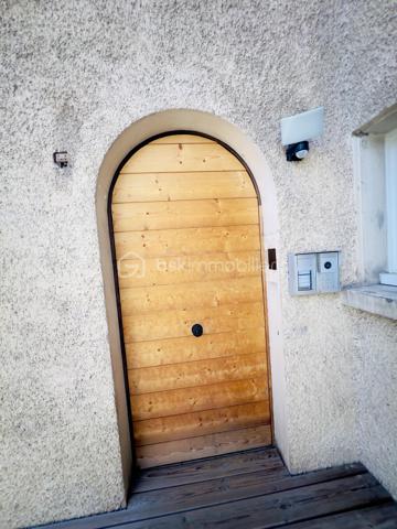 À saisir – Immeuble de rapport à fort rendement – Saint-Jean-de-Maurienne
Découvrez cet immeuble de rapport entièrement rénové de 146 m² habitables (355 m² au sol), idéalement situé à Saint-Jean-de-Maurienne, à proximité des cols et des stations de ski de la Maurienne, dans un secteur particulièrement recherché.
Édifié sur un terrain de 573 m², cet immeuble se compose de deux appartements de type T2, d'un studio et d'un local commercial de 38 m², avec possibilité de le transformer en appartement T2.
Il génère actuellement 60 000 € de revenus locatifs par an (bilan comptable disponible) et offre une rentabilité immédiate de 12 %. Son emplacement privilégié, la forte demande locative et la qualité de sa rénovation en font un investissement sûr et pérenne.
Au rez-de-chaussée :
Un hall d'entrée desservant un local commercial de 38 m², composé de deux pièces et d'une salle d'eau, avec possibilité de transformation en appartement T2.
Un studio de 31 m², conforme aux normes PMR, composé d'un coin nuit, d'un espace cuisine ouvert sur le séjour et d'une salle d'eau avec WC. 
Fonctionnel et accessible, ce logement est parfaitement adapté à tous les profils de locataires. 
À l'étage :
Deux appartements de type T2 de 32 m² chacun, composés d'une cuisine équipée ouverte sur le séjour, d'une chambre confortable et d'une salle d'eau avec WC.
Les trois appartements, les parties communes ainsi que le local commercial ont été entièrement rénovés avec des prestations de qualité. 
Chaque logement est équipé d'une pompe à chaleur réversible, tandis que le local commercial bénéficie également d'un chauffe-eau solaire. 
Les combles, d'une superficie de 50 m² (loi Carrez), sont aménageables et offrent un beau potentiel pour la création d'un logement supplémentaire.
Le sous-sol, d'une superficie de 95 m², comprend trois caves avec buanderie et une chaufferie.
À l'extérieur, plusieurs places de stationnement sécurisées, avec borne de recharge pour véhicule électrique, offrant un confort supplémentaire au quotidien, accessibles par un portail motorisé, viennent compléter ce bien.
Cet immeuble constitue une opportunité rare pour un investisseur à la recherche d'un bien clé en main, offrant une excellente rentabilité, un fort potentiel d'évolution et un emplacement stratégique dans une commune dynamique de la vallée de la Maurienne.