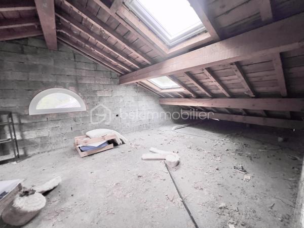 À saisir – Immeuble de rapport à fort rendement – Saint-Jean-de-Maurienne
Découvrez cet immeuble de rapport entièrement rénové de 146 m² habitables (355 m² au sol), idéalement situé à Saint-Jean-de-Maurienne, à proximité des cols et des stations de ski de la Maurienne, dans un secteur particulièrement recherché.
Édifié sur un terrain de 573 m², cet immeuble se compose de deux appartements de type T2, d'un studio et d'un local commercial de 38 m², avec possibilité de le transformer en appartement T2.
Il génère actuellement 60 000 € de revenus locatifs par an (bilan comptable disponible) et offre une rentabilité immédiate de 12 %. Son emplacement privilégié, la forte demande locative et la qualité de sa rénovation en font un investissement sûr et pérenne.
Au rez-de-chaussée :
Un hall d'entrée desservant un local commercial de 38 m², composé de deux pièces et d'une salle d'eau, avec possibilité de transformation en appartement T2.
Un studio de 31 m², conforme aux normes PMR, composé d'un coin nuit, d'un espace cuisine ouvert sur le séjour et d'une salle d'eau avec WC. 
Fonctionnel et accessible, ce logement est parfaitement adapté à tous les profils de locataires. 
À l'étage :
Deux appartements de type T2 de 32 m² chacun, composés d'une cuisine équipée ouverte sur le séjour, d'une chambre confortable et d'une salle d'eau avec WC.
Les trois appartements, les parties communes ainsi que le local commercial ont été entièrement rénovés avec des prestations de qualité. 
Chaque logement est équipé d'une pompe à chaleur réversible, tandis que le local commercial bénéficie également d'un chauffe-eau solaire. 
Les combles, d'une superficie de 50 m² (loi Carrez), sont aménageables et offrent un beau potentiel pour la création d'un logement supplémentaire.
Le sous-sol, d'une superficie de 95 m², comprend trois caves avec buanderie et une chaufferie.
À l'extérieur, plusieurs places de stationnement sécurisées, avec borne de recharge pour véhicule électrique, offrant un confort supplémentaire au quotidien, accessibles par un portail motorisé, viennent compléter ce bien.
Cet immeuble constitue une opportunité rare pour un investisseur à la recherche d'un bien clé en main, offrant une excellente rentabilité, un fort potentiel d'évolution et un emplacement stratégique dans une commune dynamique de la vallée de la Maurienne.