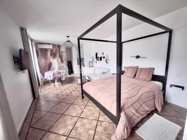 À saisir – Immeuble de rapport à fort rendement – Saint-Jean-de-Maurienne
Découvrez cet immeuble de rapport entièrement rénové de 146 m² habitables (355 m² au sol), idéalement situé à Saint-Jean-de-Maurienne, à proximité des cols et des stations de ski de la Maurienne, dans un secteur particulièrement recherché.
Édifié sur un terrain de 573 m², cet immeuble se compose de deux appartements de type T2, d'un studio et d'un local commercial de 38 m², avec possibilité de le transformer en appartement T2.
Il génère actuellement 60 000 € de revenus locatifs par an (bilan comptable disponible) et offre une rentabilité immédiate de 12 %. Son emplacement privilégié, la forte demande locative et la qualité de sa rénovation en font un investissement sûr et pérenne.
Au rez-de-chaussée :
Un hall d'entrée desservant un local commercial de 38 m², composé de deux pièces et d'une salle d'eau, avec possibilité de transformation en appartement T2.
Un studio de 31 m², conforme aux normes PMR, composé d'un coin nuit, d'un espace cuisine ouvert sur le séjour et d'une salle d'eau avec WC. 
Fonctionnel et accessible, ce logement est parfaitement adapté à tous les profils de locataires. 
À l'étage :
Deux appartements de type T2 de 32 m² chacun, composés d'une cuisine équipée ouverte sur le séjour, d'une chambre confortable et d'une salle d'eau avec WC.
Les trois appartements, les parties communes ainsi que le local commercial ont été entièrement rénovés avec des prestations de qualité. 
Chaque logement est équipé d'une pompe à chaleur réversible, tandis que le local commercial bénéficie également d'un chauffe-eau solaire. 
Les combles, d'une superficie de 50 m² (loi Carrez), sont aménageables et offrent un beau potentiel pour la création d'un logement supplémentaire.
Le sous-sol, d'une superficie de 95 m², comprend trois caves avec buanderie et une chaufferie.
À l'extérieur, plusieurs places de stationnement sécurisées, avec borne de recharge pour véhicule électrique, offrant un confort supplémentaire au quotidien, accessibles par un portail motorisé, viennent compléter ce bien.
Cet immeuble constitue une opportunité rare pour un investisseur à la recherche d'un bien clé en main, offrant une excellente rentabilité, un fort potentiel d'évolution et un emplacement stratégique dans une commune dynamique de la vallée de la Maurienne.