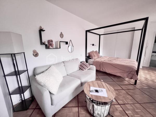 À saisir – Immeuble de rapport à fort rendement – Saint-Jean-de-Maurienne
Découvrez cet immeuble de rapport entièrement rénové de 146 m² habitables (355 m² au sol), idéalement situé à Saint-Jean-de-Maurienne, à proximité des cols et des stations de ski de la Maurienne, dans un secteur particulièrement recherché.
Édifié sur un terrain de 573 m², cet immeuble se compose de deux appartements de type T2, d'un studio et d'un local commercial de 38 m², avec possibilité de le transformer en appartement T2.
Il génère actuellement 60 000 € de revenus locatifs par an (bilan comptable disponible) et offre une rentabilité immédiate de 12 %. Son emplacement privilégié, la forte demande locative et la qualité de sa rénovation en font un investissement sûr et pérenne.
Au rez-de-chaussée :
Un hall d'entrée desservant un local commercial de 38 m², composé de deux pièces et d'une salle d'eau, avec possibilité de transformation en appartement T2.
Un studio de 31 m², conforme aux normes PMR, composé d'un coin nuit, d'un espace cuisine ouvert sur le séjour et d'une salle d'eau avec WC. 
Fonctionnel et accessible, ce logement est parfaitement adapté à tous les profils de locataires. 
À l'étage :
Deux appartements de type T2 de 32 m² chacun, composés d'une cuisine équipée ouverte sur le séjour, d'une chambre confortable et d'une salle d'eau avec WC.
Les trois appartements, les parties communes ainsi que le local commercial ont été entièrement rénovés avec des prestations de qualité. 
Chaque logement est équipé d'une pompe à chaleur réversible, tandis que le local commercial bénéficie également d'un chauffe-eau solaire. 
Les combles, d'une superficie de 50 m² (loi Carrez), sont aménageables et offrent un beau potentiel pour la création d'un logement supplémentaire.
Le sous-sol, d'une superficie de 95 m², comprend trois caves avec buanderie et une chaufferie.
À l'extérieur, plusieurs places de stationnement sécurisées, avec borne de recharge pour véhicule électrique, offrant un confort supplémentaire au quotidien, accessibles par un portail motorisé, viennent compléter ce bien.
Cet immeuble constitue une opportunité rare pour un investisseur à la recherche d'un bien clé en main, offrant une excellente rentabilité, un fort potentiel d'évolution et un emplacement stratégique dans une commune dynamique de la vallée de la Maurienne.