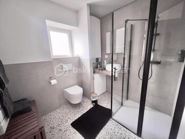 À saisir – Immeuble de rapport à fort rendement – Saint-Jean-de-Maurienne
Découvrez cet immeuble de rapport entièrement rénové de 146 m² habitables (355 m² au sol), idéalement situé à Saint-Jean-de-Maurienne, à proximité des cols et des stations de ski de la Maurienne, dans un secteur particulièrement recherché.
Édifié sur un terrain de 573 m², cet immeuble se compose de deux appartements de type T2, d'un studio et d'un local commercial de 38 m², avec possibilité de le transformer en appartement T2.
Il génère actuellement 60 000 € de revenus locatifs par an (bilan comptable disponible) et offre une rentabilité immédiate de 12 %. Son emplacement privilégié, la forte demande locative et la qualité de sa rénovation en font un investissement sûr et pérenne.
Au rez-de-chaussée :
Un hall d'entrée desservant un local commercial de 38 m², composé de deux pièces et d'une salle d'eau, avec possibilité de transformation en appartement T2.
Un studio de 31 m², conforme aux normes PMR, composé d'un coin nuit, d'un espace cuisine ouvert sur le séjour et d'une salle d'eau avec WC. 
Fonctionnel et accessible, ce logement est parfaitement adapté à tous les profils de locataires. 
À l'étage :
Deux appartements de type T2 de 32 m² chacun, composés d'une cuisine équipée ouverte sur le séjour, d'une chambre confortable et d'une salle d'eau avec WC.
Les trois appartements, les parties communes ainsi que le local commercial ont été entièrement rénovés avec des prestations de qualité. 
Chaque logement est équipé d'une pompe à chaleur réversible, tandis que le local commercial bénéficie également d'un chauffe-eau solaire. 
Les combles, d'une superficie de 50 m² (loi Carrez), sont aménageables et offrent un beau potentiel pour la création d'un logement supplémentaire.
Le sous-sol, d'une superficie de 95 m², comprend trois caves avec buanderie et une chaufferie.
À l'extérieur, plusieurs places de stationnement sécurisées, avec borne de recharge pour véhicule électrique, offrant un confort supplémentaire au quotidien, accessibles par un portail motorisé, viennent compléter ce bien.
Cet immeuble constitue une opportunité rare pour un investisseur à la recherche d'un bien clé en main, offrant une excellente rentabilité, un fort potentiel d'évolution et un emplacement stratégique dans une commune dynamique de la vallée de la Maurienne.