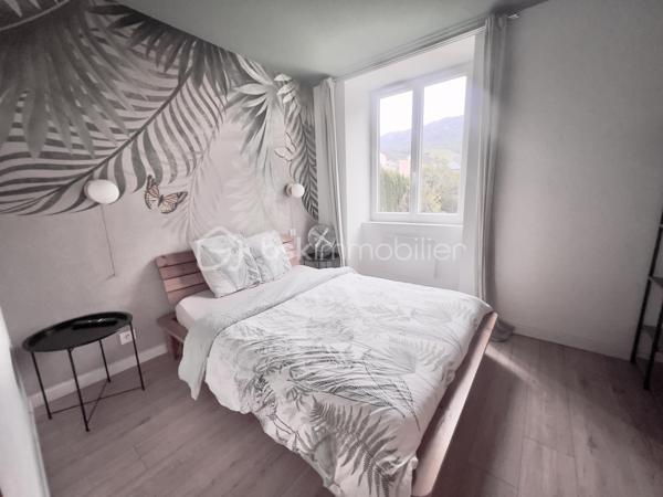 À saisir – Immeuble de rapport à fort rendement – Saint-Jean-de-Maurienne
Découvrez cet immeuble de rapport entièrement rénové de 146 m² habitables (355 m² au sol), idéalement situé à Saint-Jean-de-Maurienne, à proximité des cols et des stations de ski de la Maurienne, dans un secteur particulièrement recherché.
Édifié sur un terrain de 573 m², cet immeuble se compose de deux appartements de type T2, d'un studio et d'un local commercial de 38 m², avec possibilité de le transformer en appartement T2.
Il génère actuellement 60 000 € de revenus locatifs par an (bilan comptable disponible) et offre une rentabilité immédiate de 12 %. Son emplacement privilégié, la forte demande locative et la qualité de sa rénovation en font un investissement sûr et pérenne.
Au rez-de-chaussée :
Un hall d'entrée desservant un local commercial de 38 m², composé de deux pièces et d'une salle d'eau, avec possibilité de transformation en appartement T2.
Un studio de 31 m², conforme aux normes PMR, composé d'un coin nuit, d'un espace cuisine ouvert sur le séjour et d'une salle d'eau avec WC. 
Fonctionnel et accessible, ce logement est parfaitement adapté à tous les profils de locataires. 
À l'étage :
Deux appartements de type T2 de 32 m² chacun, composés d'une cuisine équipée ouverte sur le séjour, d'une chambre confortable et d'une salle d'eau avec WC.
Les trois appartements, les parties communes ainsi que le local commercial ont été entièrement rénovés avec des prestations de qualité. 
Chaque logement est équipé d'une pompe à chaleur réversible, tandis que le local commercial bénéficie également d'un chauffe-eau solaire. 
Les combles, d'une superficie de 50 m² (loi Carrez), sont aménageables et offrent un beau potentiel pour la création d'un logement supplémentaire.
Le sous-sol, d'une superficie de 95 m², comprend trois caves avec buanderie et une chaufferie.
À l'extérieur, plusieurs places de stationnement sécurisées, avec borne de recharge pour véhicule électrique, offrant un confort supplémentaire au quotidien, accessibles par un portail motorisé, viennent compléter ce bien.
Cet immeuble constitue une opportunité rare pour un investisseur à la recherche d'un bien clé en main, offrant une excellente rentabilité, un fort potentiel d'évolution et un emplacement stratégique dans une commune dynamique de la vallée de la Maurienne.