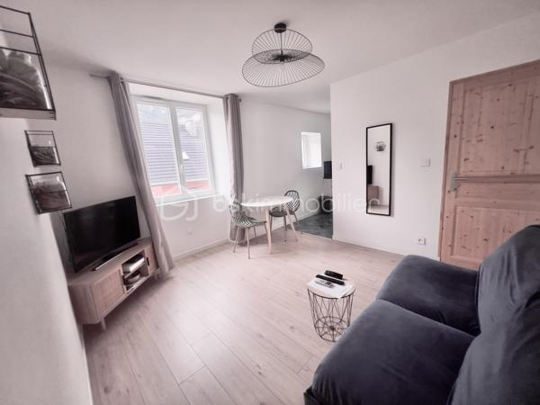À saisir – Immeuble de rapport à fort rendement – Saint-Jean-de-Maurienne
Découvrez cet immeuble de rapport entièrement rénové de 146 m² habitables (355 m² au sol), idéalement situé à Saint-Jean-de-Maurienne, à proximité des cols et des stations de ski de la Maurienne, dans un secteur particulièrement recherché.
Édifié sur un terrain de 573 m², cet immeuble se compose de deux appartements de type T2, d'un studio et d'un local commercial de 38 m², avec possibilité de le transformer en appartement T2.
Il génère actuellement 60 000 € de revenus locatifs par an (bilan comptable disponible) et offre une rentabilité immédiate de 12 %. Son emplacement privilégié, la forte demande locative et la qualité de sa rénovation en font un investissement sûr et pérenne.
Au rez-de-chaussée :
Un hall d'entrée desservant un local commercial de 38 m², composé de deux pièces et d'une salle d'eau, avec possibilité de transformation en appartement T2.
Un studio de 31 m², conforme aux normes PMR, composé d'un coin nuit, d'un espace cuisine ouvert sur le séjour et d'une salle d'eau avec WC. 
Fonctionnel et accessible, ce logement est parfaitement adapté à tous les profils de locataires. 
À l'étage :
Deux appartements de type T2 de 32 m² chacun, composés d'une cuisine équipée ouverte sur le séjour, d'une chambre confortable et d'une salle d'eau avec WC.
Les trois appartements, les parties communes ainsi que le local commercial ont été entièrement rénovés avec des prestations de qualité. 
Chaque logement est équipé d'une pompe à chaleur réversible, tandis que le local commercial bénéficie également d'un chauffe-eau solaire. 
Les combles, d'une superficie de 50 m² (loi Carrez), sont aménageables et offrent un beau potentiel pour la création d'un logement supplémentaire.
Le sous-sol, d'une superficie de 95 m², comprend trois caves avec buanderie et une chaufferie.
À l'extérieur, plusieurs places de stationnement sécurisées, avec borne de recharge pour véhicule électrique, offrant un confort supplémentaire au quotidien, accessibles par un portail motorisé, viennent compléter ce bien.
Cet immeuble constitue une opportunité rare pour un investisseur à la recherche d'un bien clé en main, offrant une excellente rentabilité, un fort potentiel d'évolution et un emplacement stratégique dans une commune dynamique de la vallée de la Maurienne.