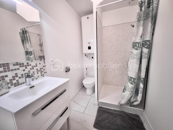 À saisir – Immeuble de rapport à fort rendement – Saint-Jean-de-Maurienne
Découvrez cet immeuble de rapport entièrement rénové de 146 m² habitables (355 m² au sol), idéalement situé à Saint-Jean-de-Maurienne, à proximité des cols et des stations de ski de la Maurienne, dans un secteur particulièrement recherché.
Édifié sur un terrain de 573 m², cet immeuble se compose de deux appartements de type T2, d'un studio et d'un local commercial de 38 m², avec possibilité de le transformer en appartement T2.
Il génère actuellement 60 000 € de revenus locatifs par an (bilan comptable disponible) et offre une rentabilité immédiate de 12 %. Son emplacement privilégié, la forte demande locative et la qualité de sa rénovation en font un investissement sûr et pérenne.
Au rez-de-chaussée :
Un hall d'entrée desservant un local commercial de 38 m², composé de deux pièces et d'une salle d'eau, avec possibilité de transformation en appartement T2.
Un studio de 31 m², conforme aux normes PMR, composé d'un coin nuit, d'un espace cuisine ouvert sur le séjour et d'une salle d'eau avec WC. 
Fonctionnel et accessible, ce logement est parfaitement adapté à tous les profils de locataires. 
À l'étage :
Deux appartements de type T2 de 32 m² chacun, composés d'une cuisine équipée ouverte sur le séjour, d'une chambre confortable et d'une salle d'eau avec WC.
Les trois appartements, les parties communes ainsi que le local commercial ont été entièrement rénovés avec des prestations de qualité. 
Chaque logement est équipé d'une pompe à chaleur réversible, tandis que le local commercial bénéficie également d'un chauffe-eau solaire. 
Les combles, d'une superficie de 50 m² (loi Carrez), sont aménageables et offrent un beau potentiel pour la création d'un logement supplémentaire.
Le sous-sol, d'une superficie de 95 m², comprend trois caves avec buanderie et une chaufferie.
À l'extérieur, plusieurs places de stationnement sécurisées, avec borne de recharge pour véhicule électrique, offrant un confort supplémentaire au quotidien, accessibles par un portail motorisé, viennent compléter ce bien.
Cet immeuble constitue une opportunité rare pour un investisseur à la recherche d'un bien clé en main, offrant une excellente rentabilité, un fort potentiel d'évolution et un emplacement stratégique dans une commune dynamique de la vallée de la Maurienne.