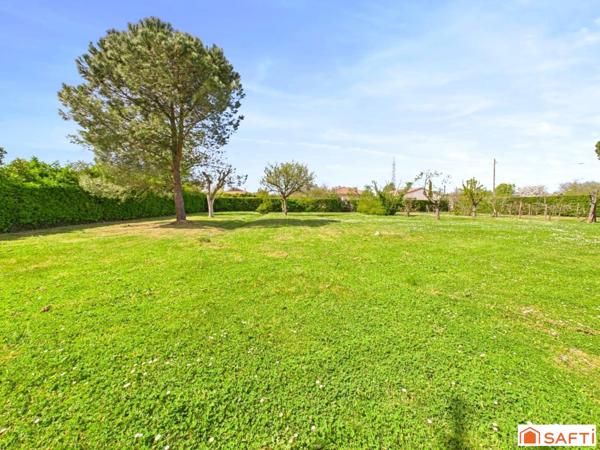 Magnifique Terrain Plat, Viabilisé et Arboré de 720m2 avec Garage!!!