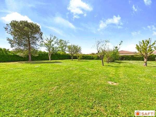 Magnifique Terrain Plat, Viabilisé et Arboré de 720m2 avec Garage!!!