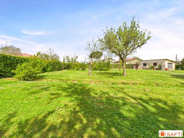 Magnifique Terrain Plat, Viabilisé et Arboré de 720m2 avec Garage!!!