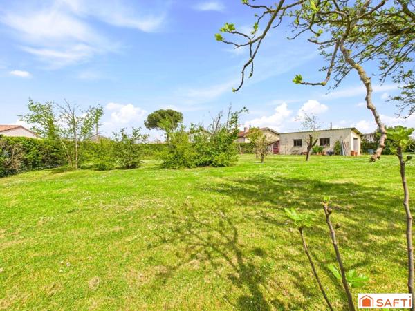 Magnifique Terrain Plat, Viabilisé et Arboré de 720m2 avec Garage!!!