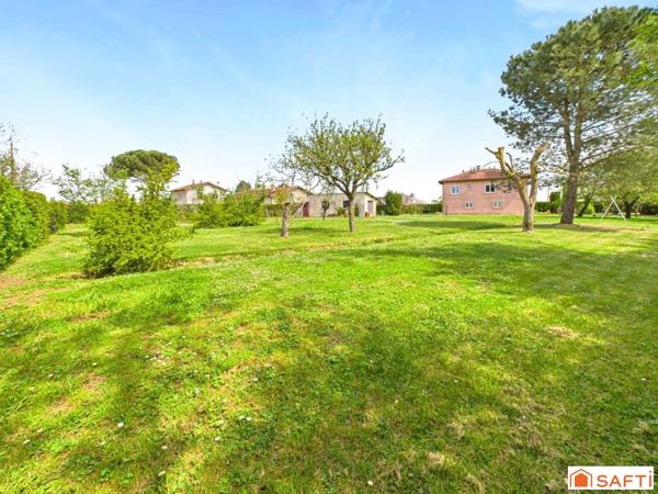 Magnifique Terrain Plat, Viabilisé et Arboré de 720m2 avec Garage!!!