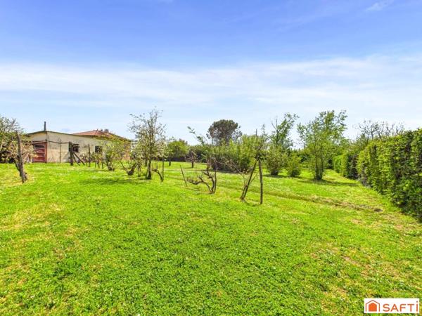 Magnifique Terrain Plat, Viabilisé et Arboré de 720m2 avec Garage!!!