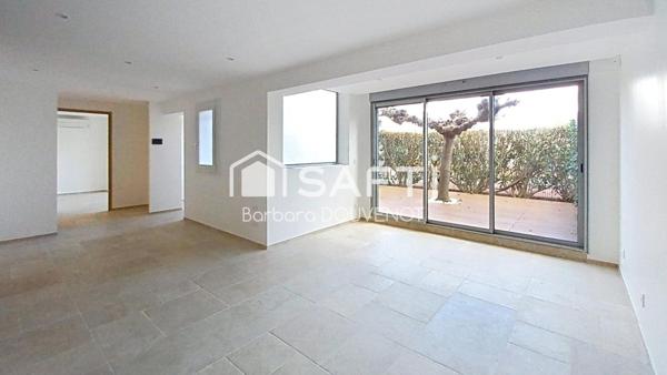 Appartement rénové - Rez-de-chaussée proche plage - 79 m², 2 suites, jardin et terrasse, 2 places de parking.