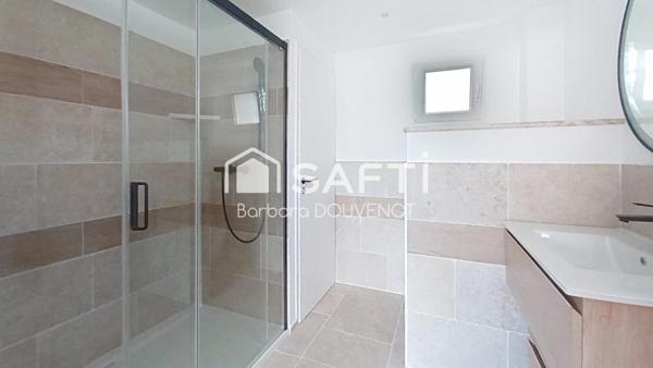 Appartement rénové - Rez-de-chaussée proche plage - 79 m², 2 suites, jardin et terrasse, 2 places de parking.