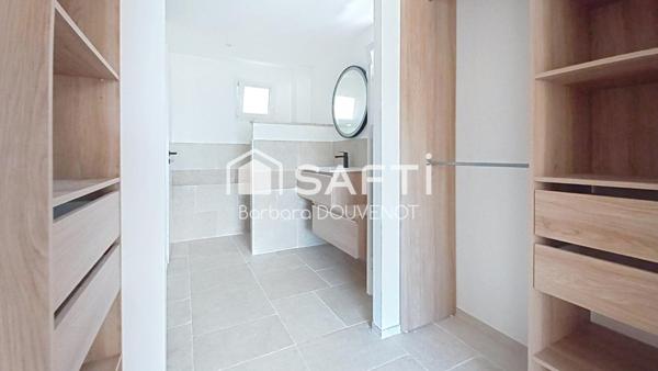 Appartement rénové - Rez-de-chaussée proche plage - 79 m², 2 suites, jardin et terrasse, 2 places de parking.