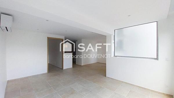 Appartement rénové - Rez-de-chaussée proche plage - 79 m², 2 suites, jardin et terrasse, 2 places de parking.