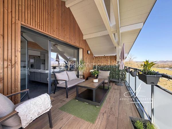En EXCLUSIVITÉ, sur la commune prisée de Poisy, à proximité immédiate d’Annecy, venez découvrir ce superbe appartement Type 5 de 115 m2 au sol, avec ses volumes généreux, il est idéal pour une famille en quête de confort, de luminosité et de fonctionnalité.

Vous serez séduit par sa pièce de vie baignée de lumière grâce à son exposition plein sud et son plafond cathédrale qui apporte du caractère et une vraie sensation d’espace. Sa cuisine ouverte, entièrement équipée, offre un espace convivial et chaleureux. Ce séjour s’ouvre sur une grande terrasse abritée avec une magnifique vue panoramique sur les montagnes.

L’espace nuit se compose de 3 chambres avec placards de rangement intégrés, et une belle suite parentale disposant de sa salle d’eau privative et de son grand balcon. Une salle de bain supplémentaire ainsi que deux WC (dont un indépendant) complètent ce bien pour un confort optimal au quotidien.

L’appartement bénéficie également de nombreux rangements : placards intégrés, espaces optimisés et volumes bien pensés.

Très lumineux, parfaitement agencé et offrant de belles prestations, ce bien rare allie confort, espace et qualité de vie dans un environnement recherché.

En annexes :
•	Une cave
•	Une place de parking couverte
•	Et possibilité d’acquérir un grand garage en supplément

A proximité des petits commerces, de la Zone commerciale d’Epagny, et à seulement 5 min d’entrée d’autoroute direction Genève. 

À découvrir sans tarder ! N’hésitez pas à me contacter pour organiser une visite.