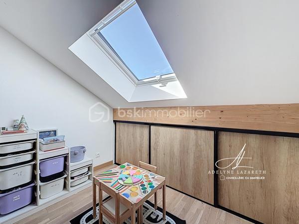En EXCLUSIVITÉ, sur la commune prisée de Poisy, à proximité immédiate d’Annecy, venez découvrir ce superbe appartement Type 5 de 115 m2 au sol, avec ses volumes généreux, il est idéal pour une famille en quête de confort, de luminosité et de fonctionnalité.

Vous serez séduit par sa pièce de vie baignée de lumière grâce à son exposition plein sud et son plafond cathédrale qui apporte du caractère et une vraie sensation d’espace. Sa cuisine ouverte, entièrement équipée, offre un espace convivial et chaleureux. Ce séjour s’ouvre sur une grande terrasse abritée avec une magnifique vue panoramique sur les montagnes.

L’espace nuit se compose de 3 chambres avec placards de rangement intégrés, et une belle suite parentale disposant de sa salle d’eau privative et de son grand balcon. Une salle de bain supplémentaire ainsi que deux WC (dont un indépendant) complètent ce bien pour un confort optimal au quotidien.

L’appartement bénéficie également de nombreux rangements : placards intégrés, espaces optimisés et volumes bien pensés.

Très lumineux, parfaitement agencé et offrant de belles prestations, ce bien rare allie confort, espace et qualité de vie dans un environnement recherché.

En annexes :
•	Une cave
•	Une place de parking couverte
•	Et possibilité d’acquérir un grand garage en supplément

A proximité des petits commerces, de la Zone commerciale d’Epagny, et à seulement 5 min d’entrée d’autoroute direction Genève. 

À découvrir sans tarder ! N’hésitez pas à me contacter pour organiser une visite.