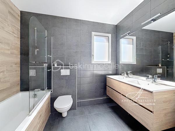 En EXCLUSIVITÉ, sur la commune prisée de Poisy, à proximité immédiate d’Annecy, venez découvrir ce superbe appartement Type 5 de 115 m2 au sol, avec ses volumes généreux, il est idéal pour une famille en quête de confort, de luminosité et de fonctionnalité.

Vous serez séduit par sa pièce de vie baignée de lumière grâce à son exposition plein sud et son plafond cathédrale qui apporte du caractère et une vraie sensation d’espace. Sa cuisine ouverte, entièrement équipée, offre un espace convivial et chaleureux. Ce séjour s’ouvre sur une grande terrasse abritée avec une magnifique vue panoramique sur les montagnes.

L’espace nuit se compose de 3 chambres avec placards de rangement intégrés, et une belle suite parentale disposant de sa salle d’eau privative et de son grand balcon. Une salle de bain supplémentaire ainsi que deux WC (dont un indépendant) complètent ce bien pour un confort optimal au quotidien.

L’appartement bénéficie également de nombreux rangements : placards intégrés, espaces optimisés et volumes bien pensés.

Très lumineux, parfaitement agencé et offrant de belles prestations, ce bien rare allie confort, espace et qualité de vie dans un environnement recherché.

En annexes :
•	Une cave
•	Une place de parking couverte
•	Et possibilité d’acquérir un grand garage en supplément

A proximité des petits commerces, de la Zone commerciale d’Epagny, et à seulement 5 min d’entrée d’autoroute direction Genève. 

À découvrir sans tarder ! N’hésitez pas à me contacter pour organiser une visite.