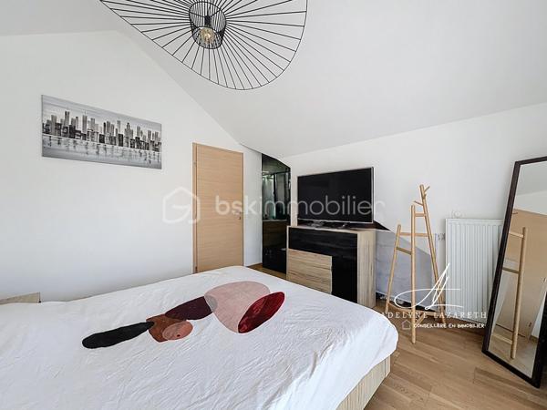 En EXCLUSIVITÉ, sur la commune prisée de Poisy, à proximité immédiate d’Annecy, venez découvrir ce superbe appartement Type 5 de 115 m2 au sol, avec ses volumes généreux, il est idéal pour une famille en quête de confort, de luminosité et de fonctionnalité.

Vous serez séduit par sa pièce de vie baignée de lumière grâce à son exposition plein sud et son plafond cathédrale qui apporte du caractère et une vraie sensation d’espace. Sa cuisine ouverte, entièrement équipée, offre un espace convivial et chaleureux. Ce séjour s’ouvre sur une grande terrasse abritée avec une magnifique vue panoramique sur les montagnes.

L’espace nuit se compose de 3 chambres avec placards de rangement intégrés, et une belle suite parentale disposant de sa salle d’eau privative et de son grand balcon. Une salle de bain supplémentaire ainsi que deux WC (dont un indépendant) complètent ce bien pour un confort optimal au quotidien.

L’appartement bénéficie également de nombreux rangements : placards intégrés, espaces optimisés et volumes bien pensés.

Très lumineux, parfaitement agencé et offrant de belles prestations, ce bien rare allie confort, espace et qualité de vie dans un environnement recherché.

En annexes :
•	Une cave
•	Une place de parking couverte
•	Et possibilité d’acquérir un grand garage en supplément

A proximité des petits commerces, de la Zone commerciale d’Epagny, et à seulement 5 min d’entrée d’autoroute direction Genève. 

À découvrir sans tarder ! N’hésitez pas à me contacter pour organiser une visite.