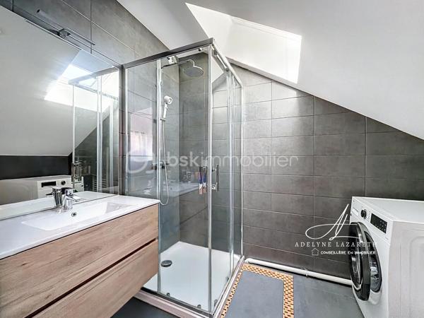 En EXCLUSIVITÉ, sur la commune prisée de Poisy, à proximité immédiate d’Annecy, venez découvrir ce superbe appartement Type 5 de 115 m2 au sol, avec ses volumes généreux, il est idéal pour une famille en quête de confort, de luminosité et de fonctionnalité.

Vous serez séduit par sa pièce de vie baignée de lumière grâce à son exposition plein sud et son plafond cathédrale qui apporte du caractère et une vraie sensation d’espace. Sa cuisine ouverte, entièrement équipée, offre un espace convivial et chaleureux. Ce séjour s’ouvre sur une grande terrasse abritée avec une magnifique vue panoramique sur les montagnes.

L’espace nuit se compose de 3 chambres avec placards de rangement intégrés, et une belle suite parentale disposant de sa salle d’eau privative et de son grand balcon. Une salle de bain supplémentaire ainsi que deux WC (dont un indépendant) complètent ce bien pour un confort optimal au quotidien.

L’appartement bénéficie également de nombreux rangements : placards intégrés, espaces optimisés et volumes bien pensés.

Très lumineux, parfaitement agencé et offrant de belles prestations, ce bien rare allie confort, espace et qualité de vie dans un environnement recherché.

En annexes :
•	Une cave
•	Une place de parking couverte
•	Et possibilité d’acquérir un grand garage en supplément

A proximité des petits commerces, de la Zone commerciale d’Epagny, et à seulement 5 min d’entrée d’autoroute direction Genève. 

À découvrir sans tarder ! N’hésitez pas à me contacter pour organiser une visite.