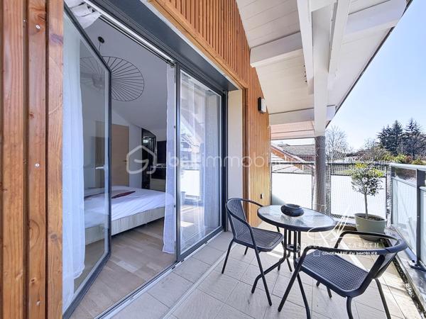 En EXCLUSIVITÉ, sur la commune prisée de Poisy, à proximité immédiate d’Annecy, venez découvrir ce superbe appartement Type 5 de 115 m2 au sol, avec ses volumes généreux, il est idéal pour une famille en quête de confort, de luminosité et de fonctionnalité.

Vous serez séduit par sa pièce de vie baignée de lumière grâce à son exposition plein sud et son plafond cathédrale qui apporte du caractère et une vraie sensation d’espace. Sa cuisine ouverte, entièrement équipée, offre un espace convivial et chaleureux. Ce séjour s’ouvre sur une grande terrasse abritée avec une magnifique vue panoramique sur les montagnes.

L’espace nuit se compose de 3 chambres avec placards de rangement intégrés, et une belle suite parentale disposant de sa salle d’eau privative et de son grand balcon. Une salle de bain supplémentaire ainsi que deux WC (dont un indépendant) complètent ce bien pour un confort optimal au quotidien.

L’appartement bénéficie également de nombreux rangements : placards intégrés, espaces optimisés et volumes bien pensés.

Très lumineux, parfaitement agencé et offrant de belles prestations, ce bien rare allie confort, espace et qualité de vie dans un environnement recherché.

En annexes :
•	Une cave
•	Une place de parking couverte
•	Et possibilité d’acquérir un grand garage en supplément

A proximité des petits commerces, de la Zone commerciale d’Epagny, et à seulement 5 min d’entrée d’autoroute direction Genève. 

À découvrir sans tarder ! N’hésitez pas à me contacter pour organiser une visite.