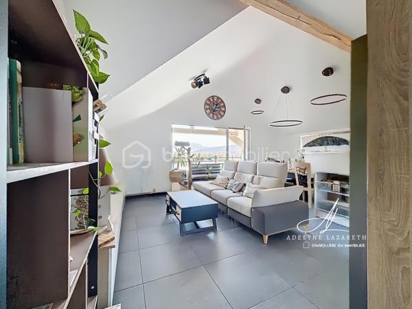 En EXCLUSIVITÉ, sur la commune prisée de Poisy, à proximité immédiate d’Annecy, venez découvrir ce superbe appartement Type 5 de 115 m2 au sol, avec ses volumes généreux, il est idéal pour une famille en quête de confort, de luminosité et de fonctionnalité.

Vous serez séduit par sa pièce de vie baignée de lumière grâce à son exposition plein sud et son plafond cathédrale qui apporte du caractère et une vraie sensation d’espace. Sa cuisine ouverte, entièrement équipée, offre un espace convivial et chaleureux. Ce séjour s’ouvre sur une grande terrasse abritée avec une magnifique vue panoramique sur les montagnes.

L’espace nuit se compose de 3 chambres avec placards de rangement intégrés, et une belle suite parentale disposant de sa salle d’eau privative et de son grand balcon. Une salle de bain supplémentaire ainsi que deux WC (dont un indépendant) complètent ce bien pour un confort optimal au quotidien.

L’appartement bénéficie également de nombreux rangements : placards intégrés, espaces optimisés et volumes bien pensés.

Très lumineux, parfaitement agencé et offrant de belles prestations, ce bien rare allie confort, espace et qualité de vie dans un environnement recherché.

En annexes :
•	Une cave
•	Une place de parking couverte
•	Et possibilité d’acquérir un grand garage en supplément

A proximité des petits commerces, de la Zone commerciale d’Epagny, et à seulement 5 min d’entrée d’autoroute direction Genève. 

À découvrir sans tarder ! N’hésitez pas à me contacter pour organiser une visite.
