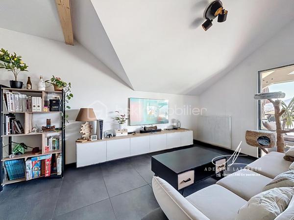 En EXCLUSIVITÉ, sur la commune prisée de Poisy, à proximité immédiate d’Annecy, venez découvrir ce superbe appartement Type 5 de 115 m2 au sol, avec ses volumes généreux, il est idéal pour une famille en quête de confort, de luminosité et de fonctionnalité.

Vous serez séduit par sa pièce de vie baignée de lumière grâce à son exposition plein sud et son plafond cathédrale qui apporte du caractère et une vraie sensation d’espace. Sa cuisine ouverte, entièrement équipée, offre un espace convivial et chaleureux. Ce séjour s’ouvre sur une grande terrasse abritée avec une magnifique vue panoramique sur les montagnes.

L’espace nuit se compose de 3 chambres avec placards de rangement intégrés, et une belle suite parentale disposant de sa salle d’eau privative et de son grand balcon. Une salle de bain supplémentaire ainsi que deux WC (dont un indépendant) complètent ce bien pour un confort optimal au quotidien.

L’appartement bénéficie également de nombreux rangements : placards intégrés, espaces optimisés et volumes bien pensés.

Très lumineux, parfaitement agencé et offrant de belles prestations, ce bien rare allie confort, espace et qualité de vie dans un environnement recherché.

En annexes :
•	Une cave
•	Une place de parking couverte
•	Et possibilité d’acquérir un grand garage en supplément

A proximité des petits commerces, de la Zone commerciale d’Epagny, et à seulement 5 min d’entrée d’autoroute direction Genève. 

À découvrir sans tarder ! N’hésitez pas à me contacter pour organiser une visite.