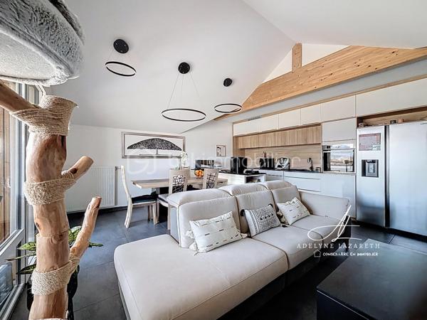 En EXCLUSIVITÉ, sur la commune prisée de Poisy, à proximité immédiate d’Annecy, venez découvrir ce superbe appartement Type 5 de 115 m2 au sol, avec ses volumes généreux, il est idéal pour une famille en quête de confort, de luminosité et de fonctionnalité.

Vous serez séduit par sa pièce de vie baignée de lumière grâce à son exposition plein sud et son plafond cathédrale qui apporte du caractère et une vraie sensation d’espace. Sa cuisine ouverte, entièrement équipée, offre un espace convivial et chaleureux. Ce séjour s’ouvre sur une grande terrasse abritée avec une magnifique vue panoramique sur les montagnes.

L’espace nuit se compose de 3 chambres avec placards de rangement intégrés, et une belle suite parentale disposant de sa salle d’eau privative et de son grand balcon. Une salle de bain supplémentaire ainsi que deux WC (dont un indépendant) complètent ce bien pour un confort optimal au quotidien.

L’appartement bénéficie également de nombreux rangements : placards intégrés, espaces optimisés et volumes bien pensés.

Très lumineux, parfaitement agencé et offrant de belles prestations, ce bien rare allie confort, espace et qualité de vie dans un environnement recherché.

En annexes :
•	Une cave
•	Une place de parking couverte
•	Et possibilité d’acquérir un grand garage en supplément

A proximité des petits commerces, de la Zone commerciale d’Epagny, et à seulement 5 min d’entrée d’autoroute direction Genève. 

À découvrir sans tarder ! N’hésitez pas à me contacter pour organiser une visite.