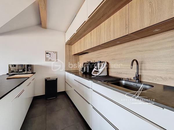 En EXCLUSIVITÉ, sur la commune prisée de Poisy, à proximité immédiate d’Annecy, venez découvrir ce superbe appartement Type 5 de 115 m2 au sol, avec ses volumes généreux, il est idéal pour une famille en quête de confort, de luminosité et de fonctionnalité.

Vous serez séduit par sa pièce de vie baignée de lumière grâce à son exposition plein sud et son plafond cathédrale qui apporte du caractère et une vraie sensation d’espace. Sa cuisine ouverte, entièrement équipée, offre un espace convivial et chaleureux. Ce séjour s’ouvre sur une grande terrasse abritée avec une magnifique vue panoramique sur les montagnes.

L’espace nuit se compose de 3 chambres avec placards de rangement intégrés, et une belle suite parentale disposant de sa salle d’eau privative et de son grand balcon. Une salle de bain supplémentaire ainsi que deux WC (dont un indépendant) complètent ce bien pour un confort optimal au quotidien.

L’appartement bénéficie également de nombreux rangements : placards intégrés, espaces optimisés et volumes bien pensés.

Très lumineux, parfaitement agencé et offrant de belles prestations, ce bien rare allie confort, espace et qualité de vie dans un environnement recherché.

En annexes :
•	Une cave
•	Une place de parking couverte
•	Et possibilité d’acquérir un grand garage en supplément

A proximité des petits commerces, de la Zone commerciale d’Epagny, et à seulement 5 min d’entrée d’autoroute direction Genève. 

À découvrir sans tarder ! N’hésitez pas à me contacter pour organiser une visite.