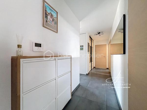 En EXCLUSIVITÉ, sur la commune prisée de Poisy, à proximité immédiate d’Annecy, venez découvrir ce superbe appartement Type 5 de 115 m2 au sol, avec ses volumes généreux, il est idéal pour une famille en quête de confort, de luminosité et de fonctionnalité.

Vous serez séduit par sa pièce de vie baignée de lumière grâce à son exposition plein sud et son plafond cathédrale qui apporte du caractère et une vraie sensation d’espace. Sa cuisine ouverte, entièrement équipée, offre un espace convivial et chaleureux. Ce séjour s’ouvre sur une grande terrasse abritée avec une magnifique vue panoramique sur les montagnes.

L’espace nuit se compose de 3 chambres avec placards de rangement intégrés, et une belle suite parentale disposant de sa salle d’eau privative et de son grand balcon. Une salle de bain supplémentaire ainsi que deux WC (dont un indépendant) complètent ce bien pour un confort optimal au quotidien.

L’appartement bénéficie également de nombreux rangements : placards intégrés, espaces optimisés et volumes bien pensés.

Très lumineux, parfaitement agencé et offrant de belles prestations, ce bien rare allie confort, espace et qualité de vie dans un environnement recherché.

En annexes :
•	Une cave
•	Une place de parking couverte
•	Et possibilité d’acquérir un grand garage en supplément

A proximité des petits commerces, de la Zone commerciale d’Epagny, et à seulement 5 min d’entrée d’autoroute direction Genève. 

À découvrir sans tarder ! N’hésitez pas à me contacter pour organiser une visite.