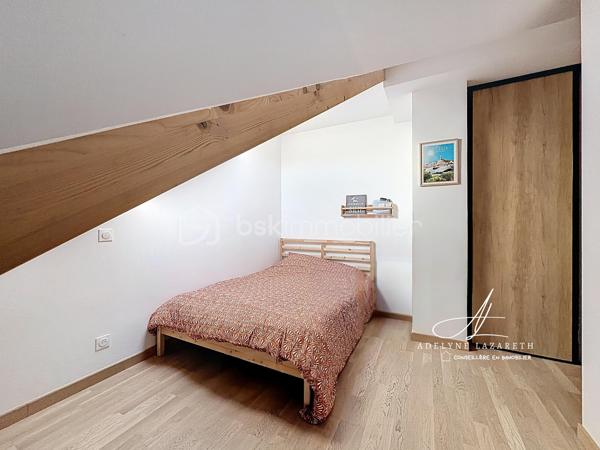 En EXCLUSIVITÉ, sur la commune prisée de Poisy, à proximité immédiate d’Annecy, venez découvrir ce superbe appartement Type 5 de 115 m2 au sol, avec ses volumes généreux, il est idéal pour une famille en quête de confort, de luminosité et de fonctionnalité.

Vous serez séduit par sa pièce de vie baignée de lumière grâce à son exposition plein sud et son plafond cathédrale qui apporte du caractère et une vraie sensation d’espace. Sa cuisine ouverte, entièrement équipée, offre un espace convivial et chaleureux. Ce séjour s’ouvre sur une grande terrasse abritée avec une magnifique vue panoramique sur les montagnes.

L’espace nuit se compose de 3 chambres avec placards de rangement intégrés, et une belle suite parentale disposant de sa salle d’eau privative et de son grand balcon. Une salle de bain supplémentaire ainsi que deux WC (dont un indépendant) complètent ce bien pour un confort optimal au quotidien.

L’appartement bénéficie également de nombreux rangements : placards intégrés, espaces optimisés et volumes bien pensés.

Très lumineux, parfaitement agencé et offrant de belles prestations, ce bien rare allie confort, espace et qualité de vie dans un environnement recherché.

En annexes :
•	Une cave
•	Une place de parking couverte
•	Et possibilité d’acquérir un grand garage en supplément

A proximité des petits commerces, de la Zone commerciale d’Epagny, et à seulement 5 min d’entrée d’autoroute direction Genève. 

À découvrir sans tarder ! N’hésitez pas à me contacter pour organiser une visite.