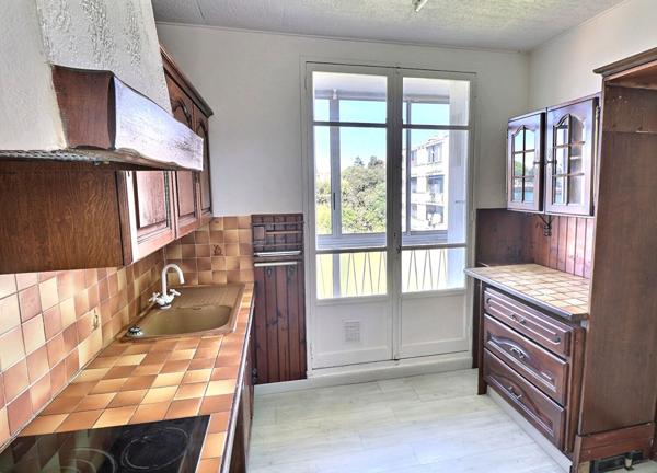 Appartement 68 m2 - St Barnabé - dernier étage - vue mer- stationnement privé