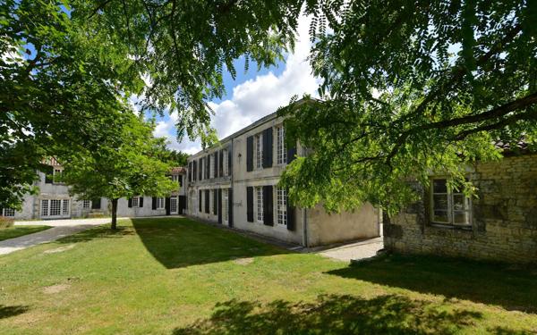 Maison à vendre    12 pièces • 425 m2 Angliers