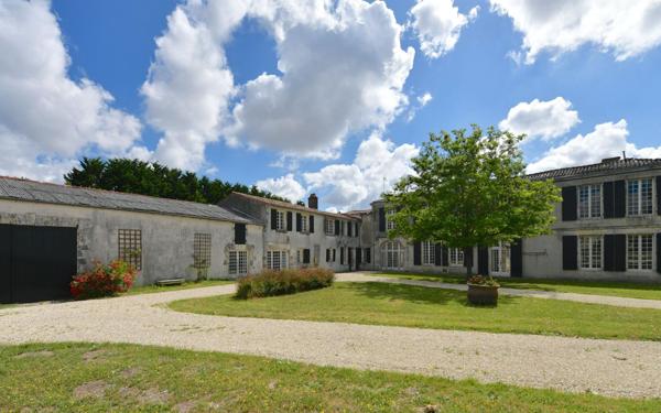 Maison à vendre    12 pièces • 425 m2 Angliers