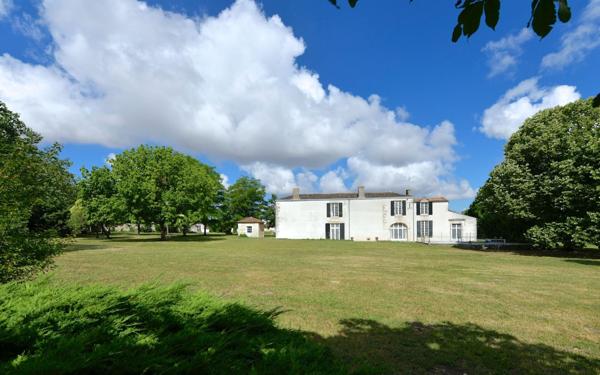 Maison à vendre    12 pièces • 425 m2 Angliers