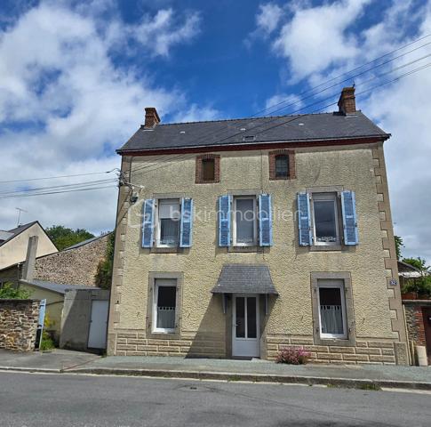 Dans petite ville tous commerces et services, maison traditionnelle avec entrée, cuisine, salle à manger, 4 chambres avec de beaux volumes, cellier
Garage,
 Le tout sur une parcelle de 684 M²
Les plus: dépendance à usage d'atelier, ou rénovation pour locatif, autre dépendance
Ville tous commerces, écoles jusqu'au collège, maison de santé, gare ferroviaire etc...