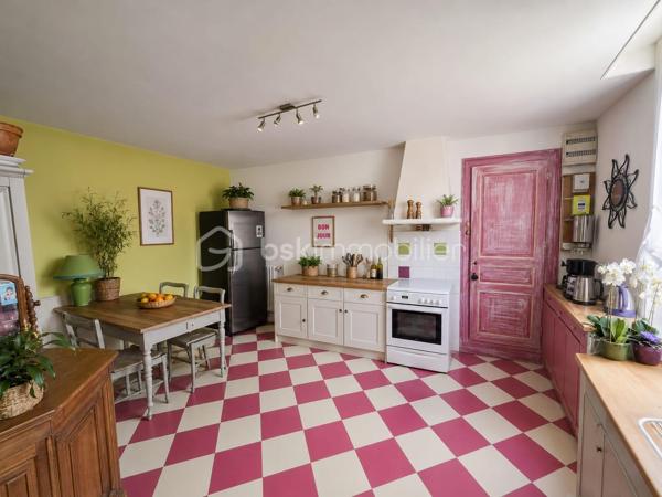 Dans petite ville tous commerces et services, maison traditionnelle avec entrée, cuisine, salle à manger, 4 chambres avec de beaux volumes, cellier
Garage,
 Le tout sur une parcelle de 684 M²
Les plus: dépendance à usage d'atelier, ou rénovation pour locatif, autre dépendance
Ville tous commerces, écoles jusqu'au collège, maison de santé, gare ferroviaire etc...