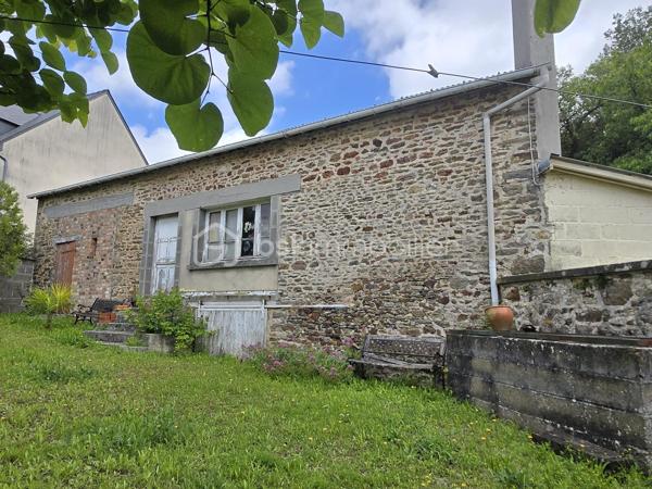 Dans petite ville tous commerces et services, maison traditionnelle avec entrée, cuisine, salle à manger, 4 chambres avec de beaux volumes, cellier
Garage,
 Le tout sur une parcelle de 684 M²
Les plus: dépendance à usage d'atelier, ou rénovation pour locatif, autre dépendance
Ville tous commerces, écoles jusqu'au collège, maison de santé, gare ferroviaire etc...