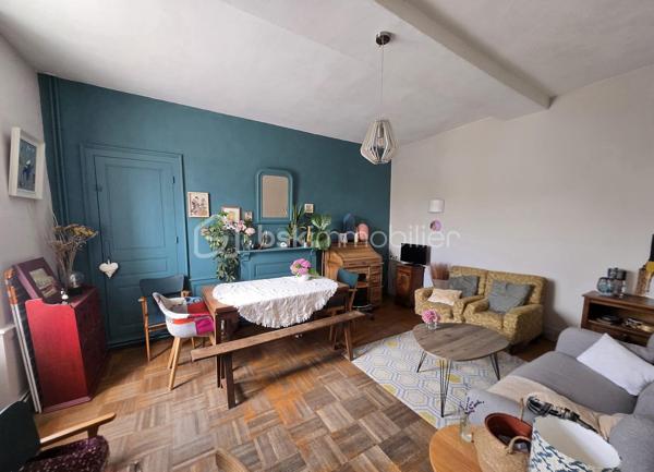 Dans petite ville tous commerces et services, maison traditionnelle avec entrée, cuisine, salle à manger, 4 chambres avec de beaux volumes, cellier
Garage,
 Le tout sur une parcelle de 684 M²
Les plus: dépendance à usage d'atelier, ou rénovation pour locatif, autre dépendance
Ville tous commerces, écoles jusqu'au collège, maison de santé, gare ferroviaire etc...