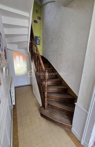 Dans petite ville tous commerces et services, maison traditionnelle avec entrée, cuisine, salle à manger, 4 chambres avec de beaux volumes, cellier
Garage,
 Le tout sur une parcelle de 684 M²
Les plus: dépendance à usage d'atelier, ou rénovation pour locatif, autre dépendance
Ville tous commerces, écoles jusqu'au collège, maison de santé, gare ferroviaire etc...