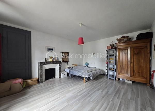 Dans petite ville tous commerces et services, maison traditionnelle avec entrée, cuisine, salle à manger, 4 chambres avec de beaux volumes, cellier
Garage,
 Le tout sur une parcelle de 684 M²
Les plus: dépendance à usage d'atelier, ou rénovation pour locatif, autre dépendance
Ville tous commerces, écoles jusqu'au collège, maison de santé, gare ferroviaire etc...