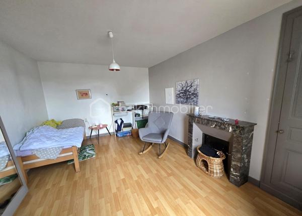 Dans petite ville tous commerces et services, maison traditionnelle avec entrée, cuisine, salle à manger, 4 chambres avec de beaux volumes, cellier
Garage,
 Le tout sur une parcelle de 684 M²
Les plus: dépendance à usage d'atelier, ou rénovation pour locatif, autre dépendance
Ville tous commerces, écoles jusqu'au collège, maison de santé, gare ferroviaire etc...