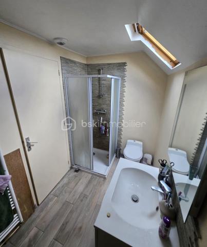Dans petite ville tous commerces et services, maison traditionnelle avec entrée, cuisine, salle à manger, 4 chambres avec de beaux volumes, cellier
Garage,
 Le tout sur une parcelle de 684 M²
Les plus: dépendance à usage d'atelier, ou rénovation pour locatif, autre dépendance
Ville tous commerces, écoles jusqu'au collège, maison de santé, gare ferroviaire etc...