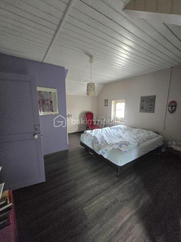 Dans petite ville tous commerces et services, maison traditionnelle avec entrée, cuisine, salle à manger, 4 chambres avec de beaux volumes, cellier
Garage,
 Le tout sur une parcelle de 684 M²
Les plus: dépendance à usage d'atelier, ou rénovation pour locatif, autre dépendance
Ville tous commerces, écoles jusqu'au collège, maison de santé, gare ferroviaire etc...