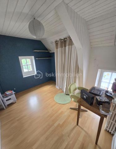 Dans petite ville tous commerces et services, maison traditionnelle avec entrée, cuisine, salle à manger, 4 chambres avec de beaux volumes, cellier
Garage,
 Le tout sur une parcelle de 684 M²
Les plus: dépendance à usage d'atelier, ou rénovation pour locatif, autre dépendance
Ville tous commerces, écoles jusqu'au collège, maison de santé, gare ferroviaire etc...