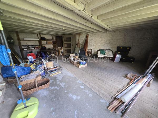 Dans petite ville tous commerces et services, maison traditionnelle avec entrée, cuisine, salle à manger, 4 chambres avec de beaux volumes, cellier
Garage,
 Le tout sur une parcelle de 684 M²
Les plus: dépendance à usage d'atelier, ou rénovation pour locatif, autre dépendance
Ville tous commerces, écoles jusqu'au collège, maison de santé, gare ferroviaire etc...